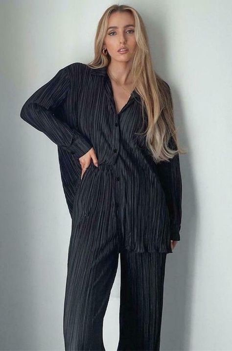 Celana Fashion, Wide Leg Pant Suit, Tracksuit Outfit, Casual Summer Outfits For Women, Mode Costume, How To Fold Sleeves, Fall Pants, Pleated Shirt, Wide Trousers