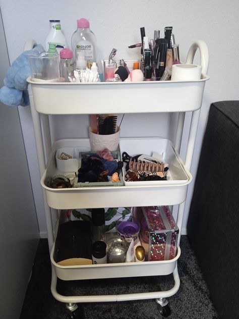 Organizing beauty Vanity Cart, Room Organization Bedroom, Studio Apartment Living, Easy Room Decor, Uni Room, Dorm Room Organization, Room Upgrade, Girly Room, Makeup Rooms