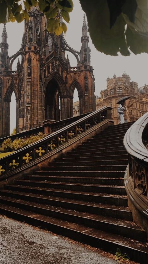 Edinburgh Background, Edingbruh Autumn, Living In Edinburgh, Edinburgh Aesthetic Dark, Edinburgh Aesthetic Wallpaper, Aesthetic Schools, Edinburgh Rain, Edinburgh Wallpaper, Edinburgh Scotland Aesthetic