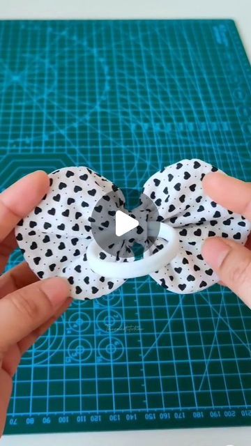 The One Stitches|xxl scrunchies|Scrunchiesindia|Bows|Bangles on Instagram Christmas Hair Bow Ideas, Bow Pattern Printable Free, Kids Hair Bands, Diy Baby Bows Headbands, Hair Accessories Diy Headband, Easy Hair Bows, Xxl Scrunchies, Diy Baby Bows, Kids Hairband