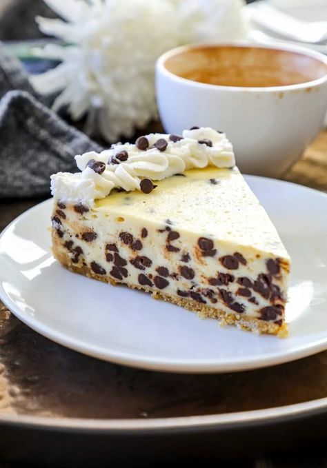 Chocolate Chip Cookie Dough Cheesecake, Rich Cheesecake, Cookie Dough Cheesecake, Chocolate Cheesecake Recipes, Chocolate Chip Cheesecake, Easy Cheesecake Recipes, Buttery Cookies, Chocolate Chip Recipes, Cookie Crust