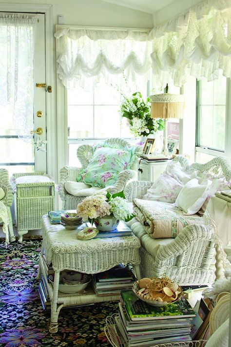 Cozy Sitting Room, Estilo Cottage, White Wicker Furniture, Cottage Journal, Sunroom Decorating, Estilo Shabby Chic, Country Cottage Decor, Cottage Living Rooms, Romantic Cottage