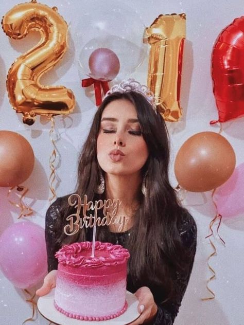 21st Birthday Photoshoot Ideas, Bolo Tumblr, 21st Birthday Banner, Birthday Photoshoot Ideas, Turning 21, Birthday Goals, 21st Birthday Photoshoot, Cute Birthday Pictures, Birthday Post Instagram