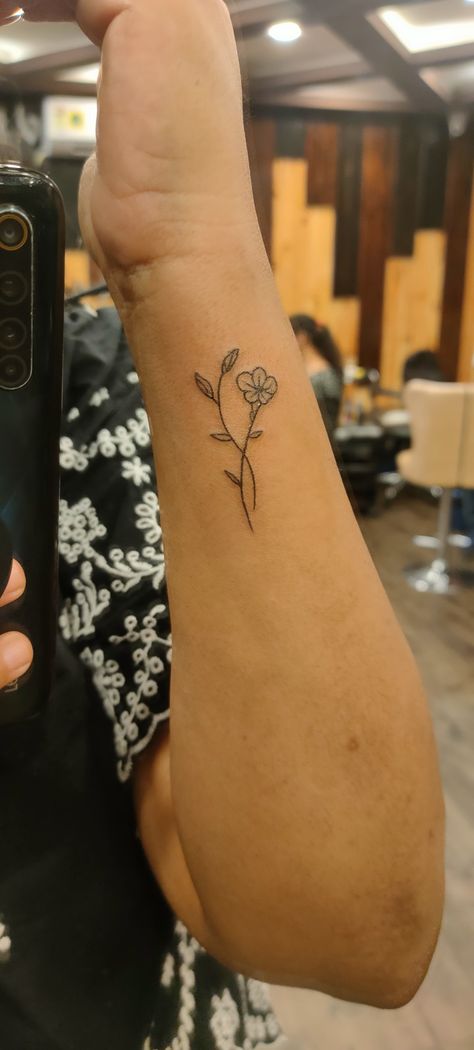 Asthmatic Tattoo Ideas, Outer Wrist Flower Tattoo, Birth Follower Tattoo, Morning Glory Finger Tattoo, Small Flower Hand Tattoos For Women, Small Flower Tattoos On Arm, Tiny First Tattoos, Flower Tattoos For Memory Of Loved Ones, Tattoo Ideas Dedicated To Parents