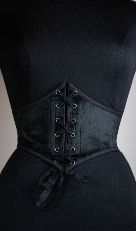 Do you like corsets but also like to feel comfortable in your clothes? This belt is made for you! This is an elastic waist cincher, made of quality black velvet. Steel bones on the front of the belt provide support and give the illusion that it is a real corset. The sturdy elastic that makes up the back of this accessory allows for greater support than a classic belt and will adapt perfectly to your waist. Handmade item in France (and with great care :) ) Underbust Corset Outfit, Black Velvet Corset, Black Corset Belt, Diy Corset, Fashion Design Books, Velvet Corset, Classic Belt, Waist Corset, Goth Corset