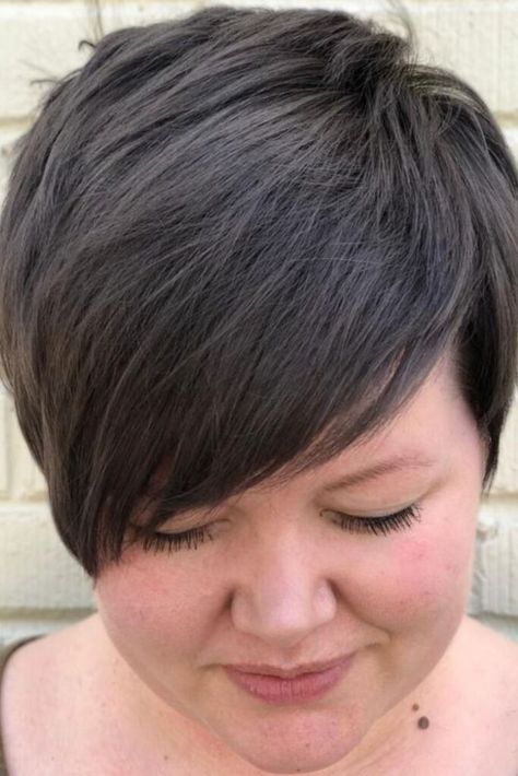 Plus Size Women Haircuts, Short Hair Round Face Plus Size, Short Hair Plus Size, White Pixie Cut, Haircut For Round Face, Pixie Cut Round Face, Plus Size Hairstyles, Hair Styles For Short Hair, Women Haircuts