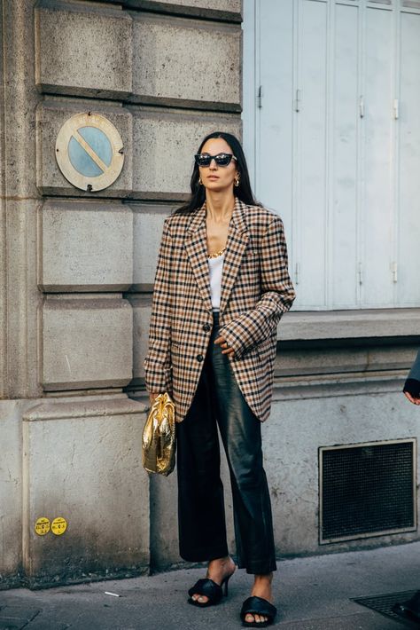 The Best Street Style at Paris Fashion Week Spring 2020 | POPSUGAR Fashion Italian Street Style, Rihanna Street Style, Ultimate Capsule Wardrobe, European Street Style, 2020 Street Style, Fest Outfits, Fashion Week Spring 2020, Moda Paris, Popsugar Fashion