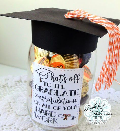 Mason Jar Graduation Gifts, Dollar Tree Graduation Gifts, Mason Jar Graduation Cap, Graduation Tokens Gift Ideas, Diy Teacher Candy Jar, Graduation Mason Jars, Senior Year Diy, Graduation Candy Bar, Graduation Money Gifts