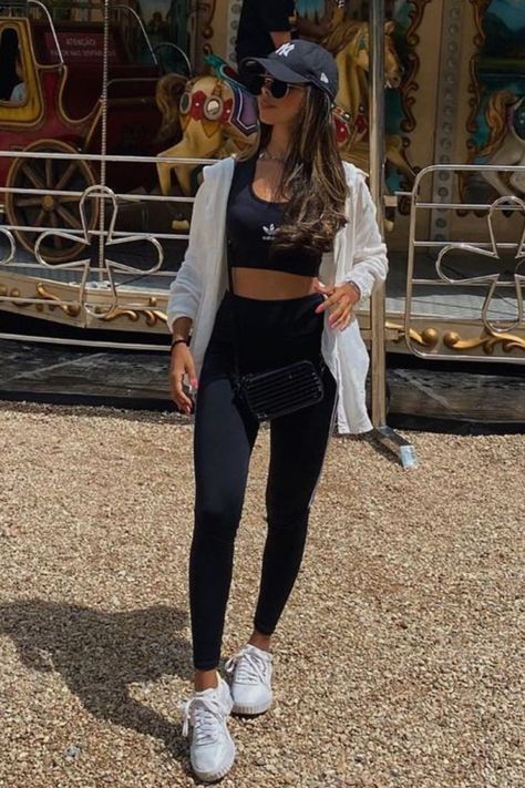 Sport Casual Outfit Women Summer, Usa Summer Outfits, Sport Style Outfits Women, Outfit Fitness Mujer, Summer Athleisure Outfits 2024, Outfit Sport Mujer, Disney Casual Outfits, Outfit Para Disney, Looks Disney Park