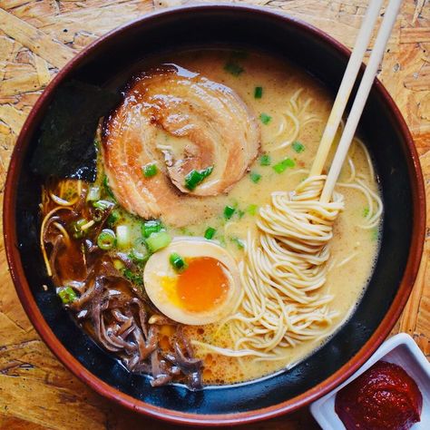 Ramen Photography, Yummy Noodles, Big Snacks, Food From Different Countries, Japanese Noodles, Salty Foods, Yummy Comfort Food, Fair Food Recipes, Japan Food