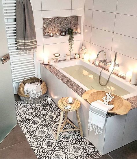 Boho Loft в Instagram: «Good morning everyone !!! ••••••••••••••••••••••••••••••••••• It's the moment for some 'me time' this morning before we get some overnight…» Toilet Decoration, Bohemian Bathroom, Tropical Bathroom, Home Improvement Loans, Budget Home Decorating, Interior Remodel, Casa Exterior, Boho Bathroom, Unique Bathroom