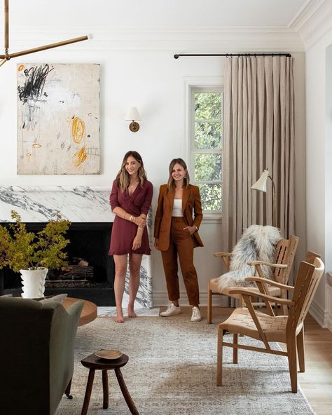 Haris Kenjar Photography on Instagram: “Recent work with @katiehodgesdesign as seen in the new issue of @housebeautiful on newsstands everywhere.” Earth Tone Living Room, Vintage Leather Chairs, Emily Schuman, Custom Canopy, Room Layouts, Custom Built Ins, Couch Set, Cupcakes And Cashmere, Low Ceiling