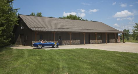 Color and stone foundation Shop Building Ideas, Metal Home Kits, Hobby Garage, Metal Shop Building, Equestrian Building, Post Frame Construction, Morton Building, Gambrel Roof, Pole Barns