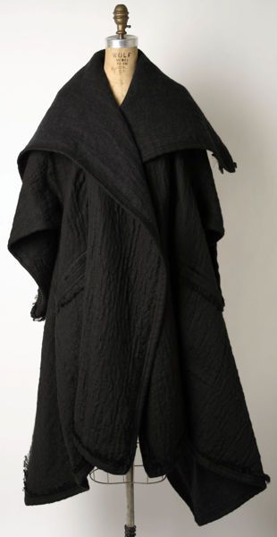 Issey Miyake | Coat | Japanese | The Met Issey Miyake Pleats, Vogue Pattern, Blade Runner, 가을 패션, 여자 패션, Dark Fashion, Issey Miyake, Mode Inspiration, Mode Style