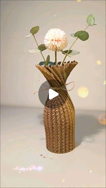 Flower Vase Crafts, Old Cupboard, Paper Flower Vase, Cardboard Crafts Kids, Diy Floral Wreath, Flower Vase Making, Cardboard Crafts Diy, Diy Flores, Easy Paper Flowers