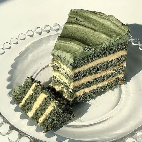 @vintagegreeentea on Instagram: “desserts are literally amazing 🧁 - qotd: do you prefer chocolate or vanilla?🌱 - aotd: both tbh but chocolate more🦎 - - - - - #sage…” Ginger Aesthetic, Comfort Photos, Matcha Aesthetic, Mint Green Aesthetic, Hijau Mint, Fav Color, Green Food, Läcker Mat, Aesthetic Green