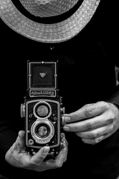 Dutch Lady, Cooking Fails, White Camera, Iron Chef, Black And White Picture Wall, Inspiring Thoughts, Old Cameras, Black Photography, Old Camera