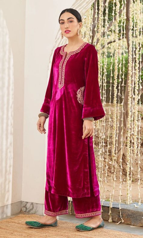 Velvet Pakistani Dress, Bridal Pakistani, Full Maxi Dress, Designer Suits For Wedding, Velvet Suit Design, Indian Dress Up, Simple Style Outfits, Kaftan Designs, Velvet Dress Designs