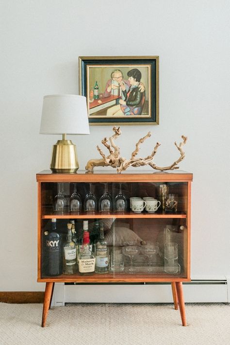 Casa Retro, Store Furniture, Thrift Store Furniture, Bar Inspiration, Fall Living Room, Living Room Update, Bar Cart Decor, Living Comedor, Mid Century Modern Interiors