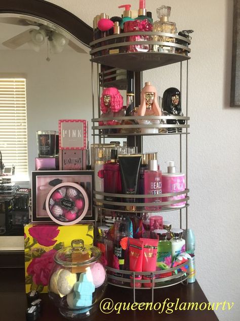 Instead of a cluttered dresser top, purchase a bathroom storage rack and organize your perfumes. Storage Racks are available at Ross, Walmart and Target for Under $15. This one was purchased at home goods for $19.99. And if you don't like the colors offered you could always spray paint it!: Dresser Top Decor Ideas, Diy Perfume Organizer, Dresser Top Decor, Dresser Top Organization, Top Decor Ideas, Rangement Makeup, Organizar Closet, Perfume Storage, Dorm Organization