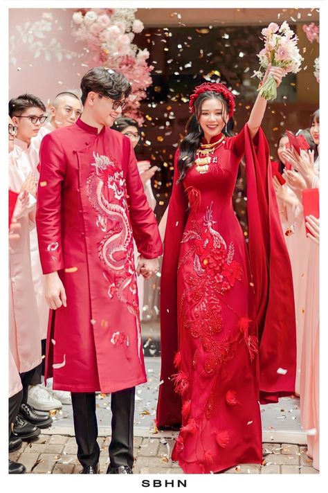 Modern Vietnamese Wedding Dress, Viet Wedding Dress, Vietnam Wedding Dress, Viet Wedding, Chinese Wedding Outfits, Dam Hoi, Bridal Ao Dai, Red Chinese Wedding Dress, Red Ao Dai