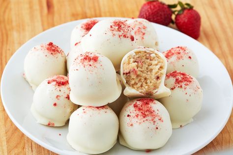 These Strawberry Shortcake Truffles Are Too Easy To MakeDelish Strawberry Shortcake Truffle, Dehydrated Strawberries, Strawberry Shortcake Cheesecake, Truffle Recipe, Milk Bar, Savoury Cake, Strawberry Recipes, Candy Recipes, Macaroons