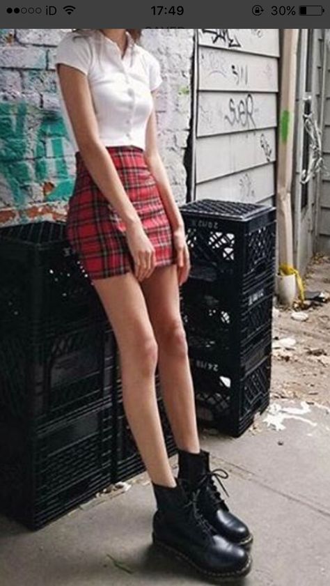 Plaid Skirt Outfit Grunge, Red Plaid Skirt Outfit, Plaid Skirt Outfit, Red Plaid Skirt, Skirt Outfit, Red Outfit, Plaid Skirt, Casual Style Outfits, Spring Summer Outfits