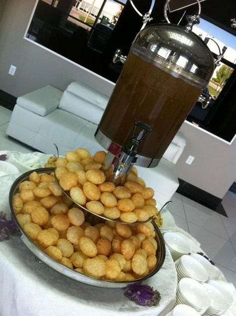 Dholki Food Ideas, Pani Puri Serving Ideas, Indian Food Display, Food Stations Ideas, Creative Wedding Food, Chaat Party, Indian Food Party, Indian Wedding Food, Medium Wedding