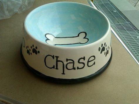 Hand-painted ceramic doggie bowl Pottery Dog Bowl Ideas, Dog Bowl Painting Ideas, Hand Painted Dog Bowl, Ceramic Dog Bowl Painting Ideas, Pottery Painting Dog Bowl, Painted Dog Bowl, Dog Bowl Ideas, Doodles Animals, Pottery Dog Bowl