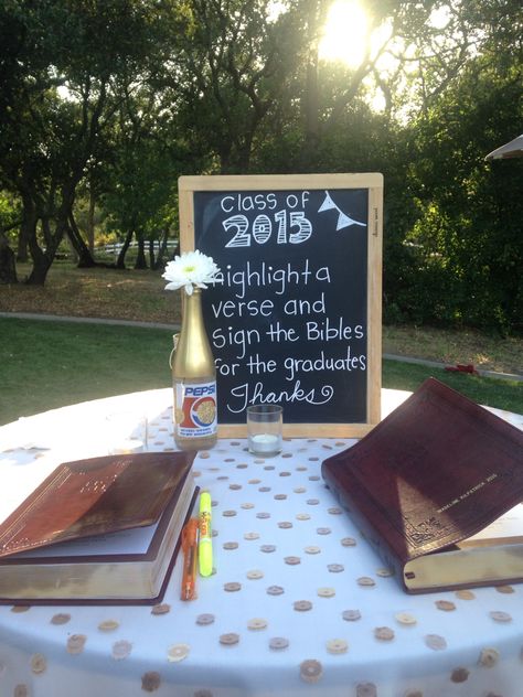 Cute Idea for Graduation Party! Set out a bible with a pen and highlighter! Guests can highlight a favorite verse and write a note on the side. Graduation Party Guest Book, Boys High School Graduation Party, Graduation Party Cards, Graduation Boards, High School Graduation Party Decorations, Graduation Guest Book, Senior Graduation Party, Graduation Party High, Graduation Tables