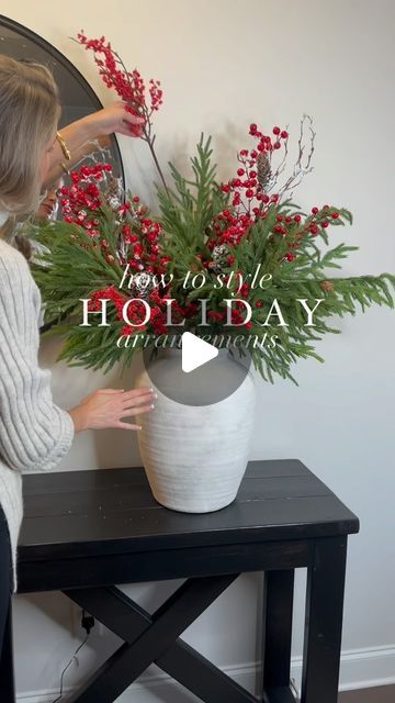 Floor Vase Fireplace Decor, Large Christmas Vase Arrangements, Simple Christmas Arrangements, Holiday Vase Filler Ideas, Vase Christmas Decorations, Christmas Vase Ideas, Christmas Arrangements Floral, Christmas Vases Decorations Diy, Christmas Vase Arrangements