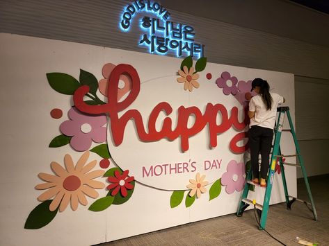 Mother's Day Decorations For Preschool, Mothers Day School Decorations, Mother’s Day Decorations For School, Happy Teachers Day Decoration Ideas, Mothers Day Stage Decoration, Happy Mothers Day Decoration, Mother's Day Church Decor, Mother Day Decoration Ideas For School, Mothers Day Board Decoration