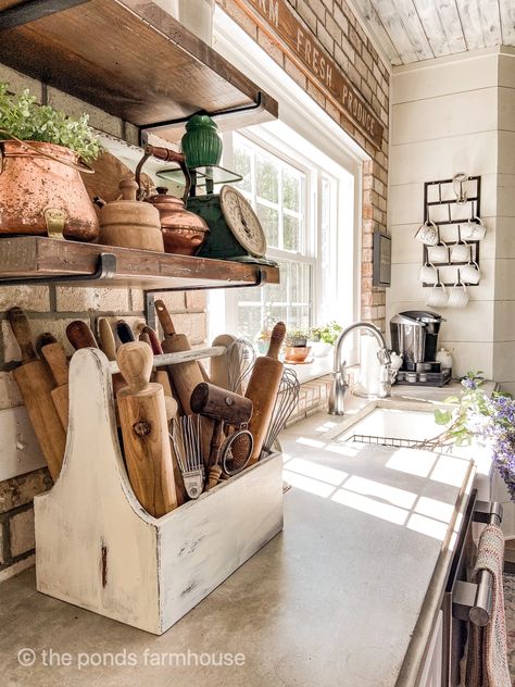 Open Shelves in Kitchen - How to create and Decorate Open Shelving Interior Vintage, Farm Kitchen, Farmhouse Style Kitchen, Modern Farmhouse Kitchens, Modern Farmhouse Decor, Farmhouse Kitchen Decor, Kitchen Shelves, Kitchen Style, Rustic Kitchen