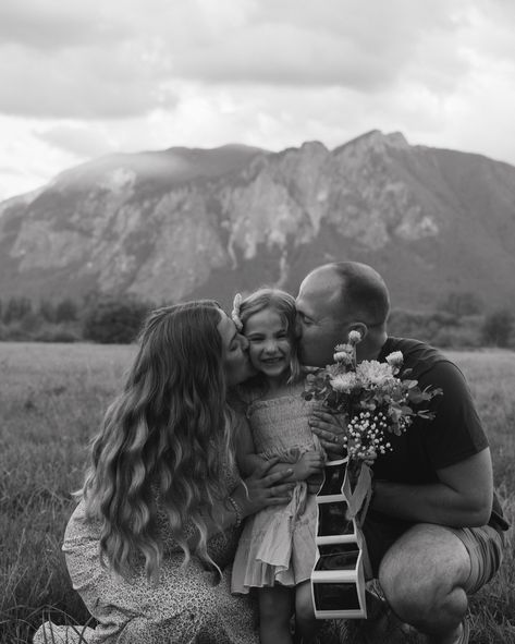 And three becomes four 💕 the sweetest pregnancy announcement and gender reveal for a friend the internet and bravo tv put into my life. Never underestimate the power of “I don’t know what I did to you, but I’ll take a Pinot Grigio” (IYKYK) in bringing people together #pregnancyannouncement #maternityphotography #genderrevealideas #washingtonmaternityphotographer #oregonmaternityphotographer Gender Reveal Ideas For Photoshoot, Gender Reveal Picture Ideas With Sibling, 2nd Kid Pregnancy Announcement, Pregnancy Announcement Photoshoot Second, 2nd Baby Pregnancy Announcement, Gender Announcement Photoshoot, Family Baby Announcement Photoshoot, Baby 3 Announcement Third Child, Toddler Pregnancy Announcement