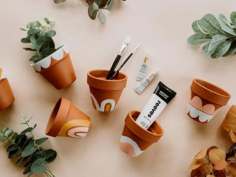 Pot Painting Ideas, White Flower Pot, Small Terracotta Pots, Succulent Display, Mini Plant Pots, Mosaic Flower Pots, Pot Painting, Plant Pot Diy, Painted Pots Diy