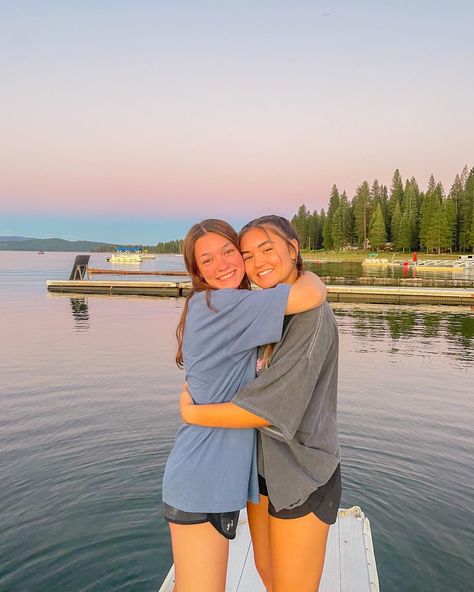 #lakepictures #boatpics #boating #twopersonpose #lakeaesthetic #bestfriendpictureideas On The Dock Pictures, Lake Pictures With Friends Dock, Sunrise Photos With Friends, Lake Dock Pictures, Dock Pictures Instagram, Dock Pictures, Lake Pics, Dock Photos, Lake Weekend