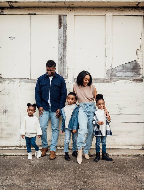 Family Pictures With Jeans Outfit Ideas, Family Casual Outfits, Denim Photoshoot Ideas Family, Casual Photoshoot Outfits Family, Monochrome Family Photo Outfits, Jean Family Photoshoot Ideas, All Denim Family Pictures, Jean Jacket Family Pictures, Denim Cream Family Pictures