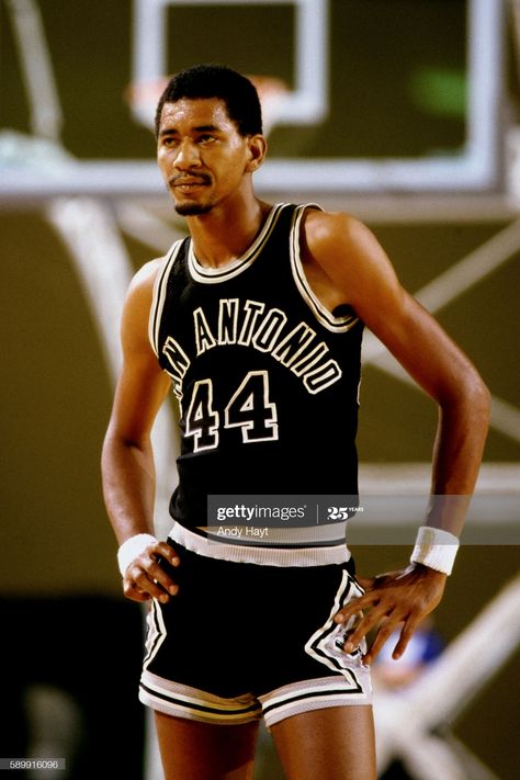 News Photo : George Gervin of the San Antonio Spurs stands on... George Gervin, Danny Green, Black Lives Matter Art, Sports Illustrated Covers, Katherine Johnson, Texas Sports, Tony Parker, Famous Photos, Sports Coach