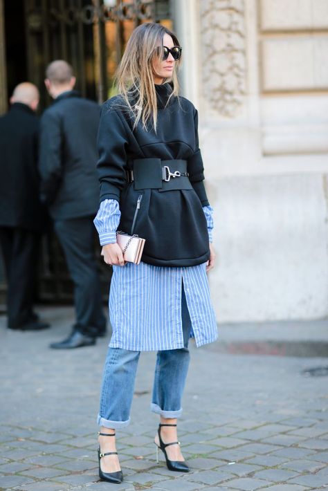 Wide Leg Jeans Outfits, How To Wear Belts, Printemps Street Style, Street Couture, How To Wear Jeans, Dress Over Jeans, Dress Over Pants, Paris Fashion Week Street Style, Urban Street Style