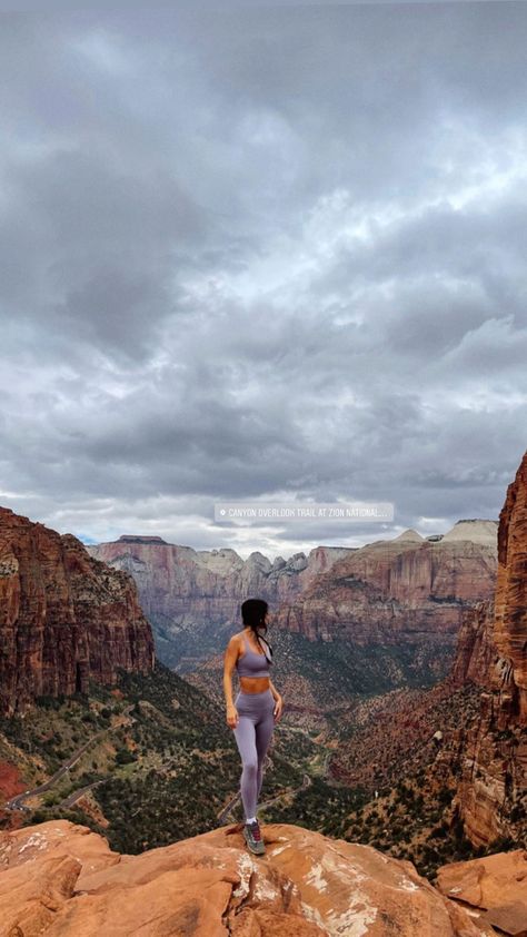 Hiking Photoshoot, Hiking Picture Ideas, Spring Hiking Outfits, Grand Canyon Pictures, Outfits Guide, Arizona Aesthetic, Hiking Photos, Hiking Outfits, Arizona Road Trip