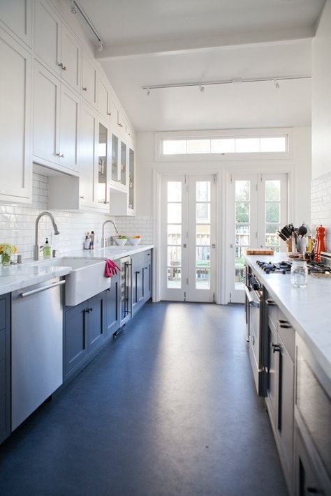 Environmentally-friendly linoleum floor has the look of stone at a fraction of the cost--about $5/square foot.  Via Remodelista. Linoleum Flooring Kitchen, Marmoleum Flooring, Modern Cottage Kitchen, Glamorous Kitchen, Kitchen Tour, Linoleum Flooring, Remodel Kitchen, Modern Cottage, Hus Inspiration