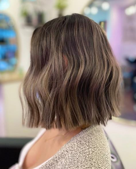 Blunt Bob with Bent Waves Hair On The Side, Brunette Bob Haircut, Brown Bob Hair, Highlight Bob, Rambut Brunette, Bob Hair Color, Colors Of Summer, Easy Hair Cuts, Short Hair Balayage