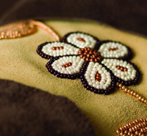 Metis Beadwork Patterns, Metis Beading, Metis Beadwork, Christmas Applique Designs, Indian Beadwork, Beaded Moccasins, Beadwork Designs, Bead Embroidery Tutorial, Christmas Applique