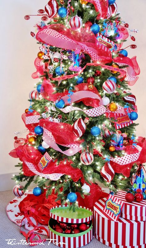 Circus theme tree ideas Circus Christmas, Diy Christmas Ornaments Rustic, Holiday Decorating Ideas, Simple Holiday Decor, Circus Decorations, Summer Tree, Tree Theme, Market Booth, Tree Themes