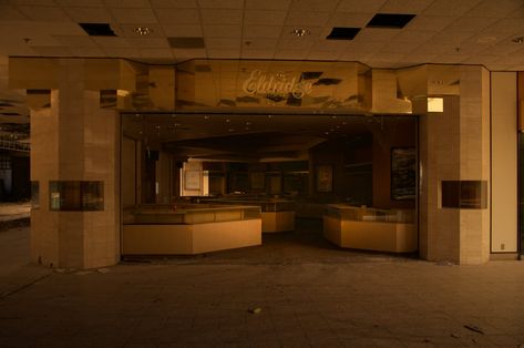 Creepy or Cool? These Abandoned Shopping Mall Photos Are Utterly Mesmerizing Abandoned Mall, Abandoned Malls, Dead Malls, Nostalgic Pictures, Dreamcore Weirdcore, Kansas City Missouri, Weird Dreams, Metallic Prints, Urban Exploration