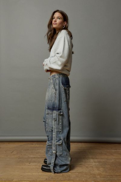 Y2K-inspired cargo jeans from BDG cut in a drapey balloon silhouette. Mid-rise drawstring waistband you can wear low on the hips and a loose wide-leg with cinched hems. Complete with buckled cargo pockets and strappy detailing at the legs. Find it only at Urban Outfitters.Features. Slouchy cargo jeans from BDG Crafted from rigid BDG denim that will soften more and more over time Mid-rise that you can wear at the hip Full length that hits below the ankle Drawstring waistband UO exclusive Content Cargo Outfits Women, Wide Leggings, Cargo Jeans Outfit, Straight Leggings, Balloon Silhouette, Cargo Outfit, Blue Jean Outfits, Skirt Jeans, Kebaya Modern