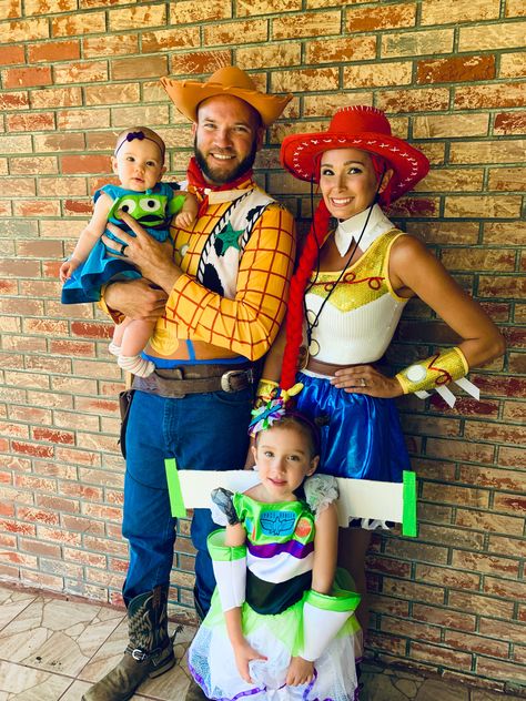 Family toy story costumes Brother Sister Halloween, Brother Sister Halloween Costumes, Matching Family Halloween Costumes, Disfraz Toy Story, Disney Family Costumes, Sister Halloween Costumes, Family Themed Halloween Costumes, Sibling Halloween Costumes, Toy Story Halloween