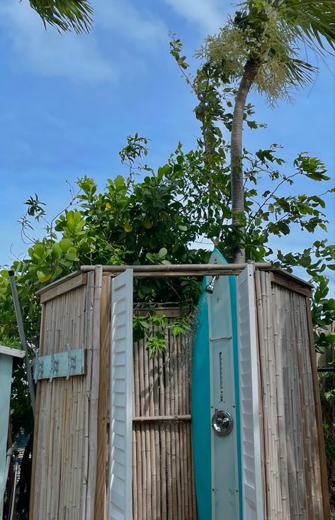 Beachy Outdoor Shower Ideas, Outdoor Showers Aesthetic, Beach Home Backyard, Outside Showers Beach, Outside Shower Aesthetic, Beach Outdoor Shower Ideas, Florida Beach House Aesthetic, Beach Shower Aesthetic, Outdoor Shower Beach House