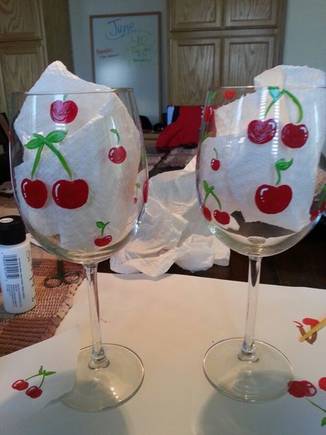 Wine Glasses Painting Canvas, Wine Glasses Art, Strawberry Painted Wine Glasses, Paint Wine Glasses Easy, Cherry Glass Painting, Easy Painted Wine Glasses Ideas, Glass Plate Painting Ideas, Cherry Wine Glass Painting, Painted Wine Glasses Fruit