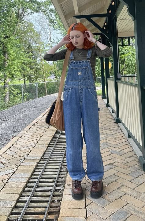 Overall Autumn Outfit, Overalls Outfit Baggy, Autumn Overalls Outfit, Overall Sweater Outfit, Hoodie With Overalls, Dungaree Outfit Winter, Winter Dungarees Outfits, Grunge Overalls Outfits, Dungarees Outfit Winter